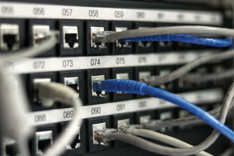 Racks de servidores em um centro de dados com cabos organizados
